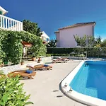 44 With Outdoor Swimmingpool Hébergement de vacances