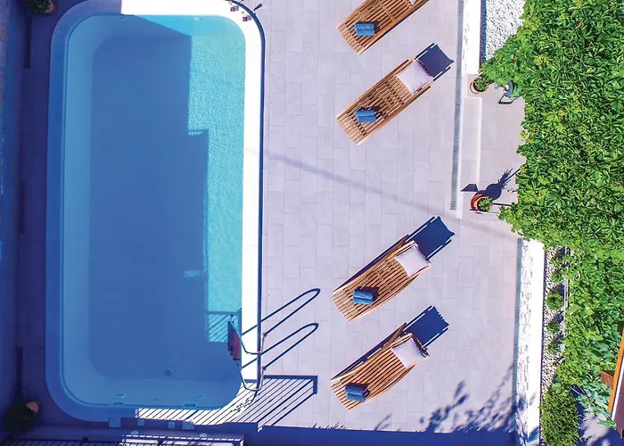 44 With Outdoor Swimmingpool