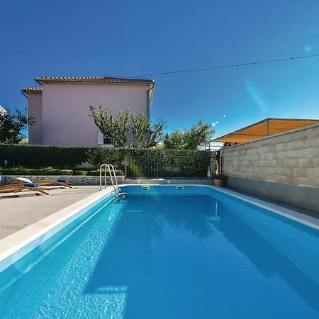 44 With Outdoor Swimmingpool *