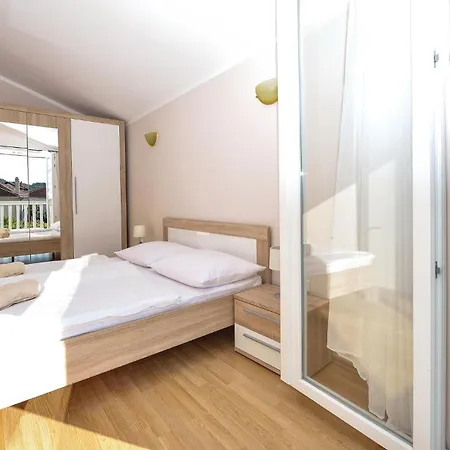 44 With Outdoor Swimmingpool *